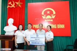 Công đoàn trường Đại học Thương mại ủng hộ các nạn nhân bị thiệt hại trong vụ hỏa hoạn tại phường Khương Đình, quận Thanh Xuân, TP Hà Nội